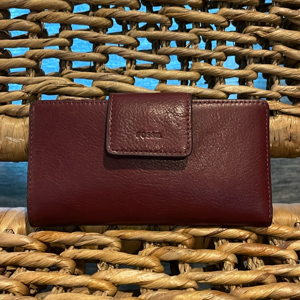 Fossil 4x7 leather wallet.